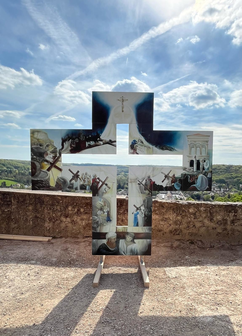 Chemin de croix d'Alexandra Domnec, en 14 tableaux, formant une croix vide (une première mondiale !)