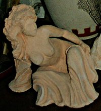 Sculpure, femme (terre cuite rose)